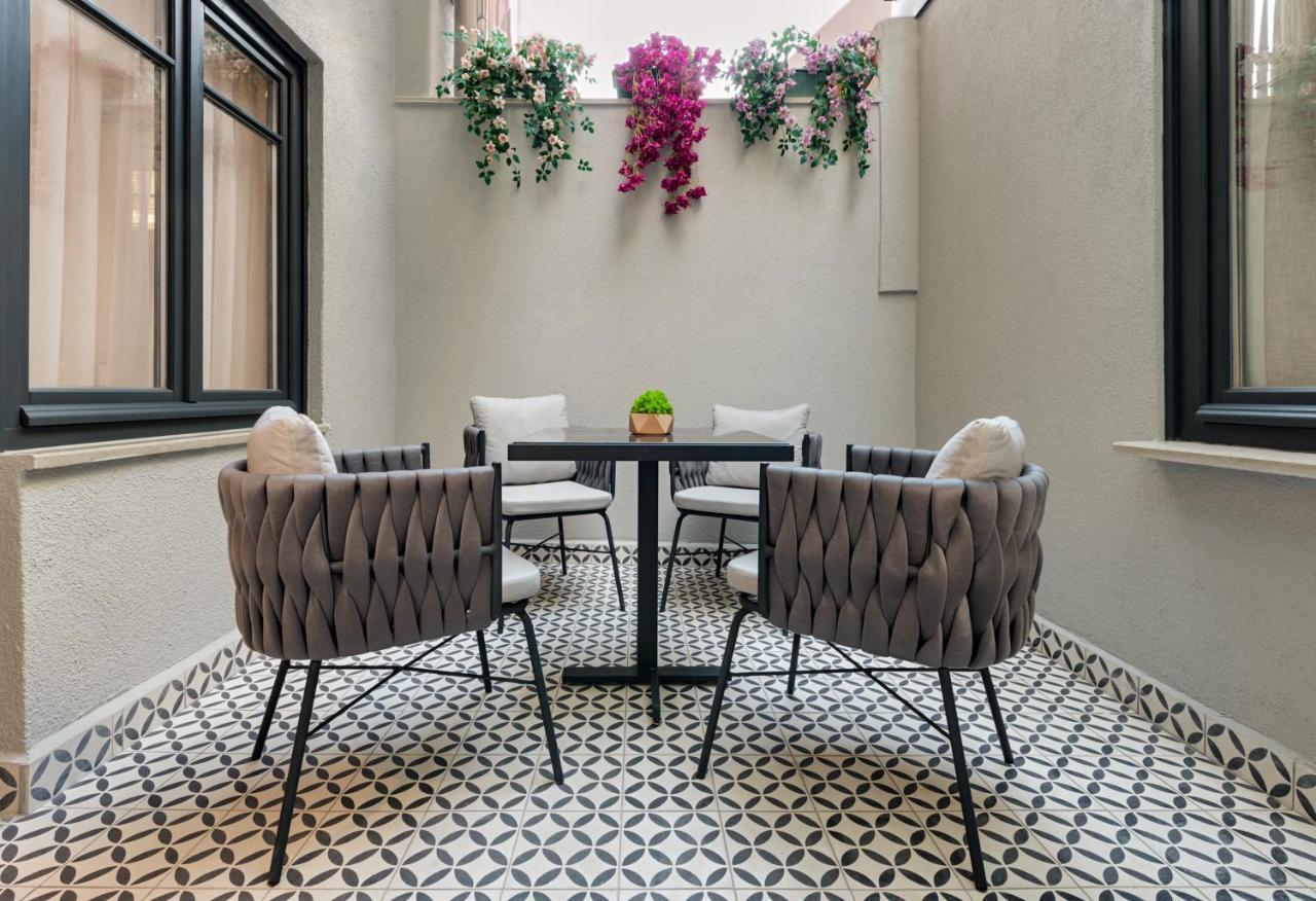 Gleam Collection Hotel อิสตันบูล ภายนอก รูปภาพ A balcony in a house