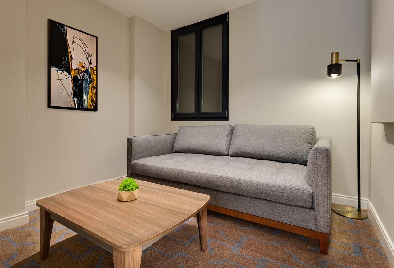 Gleam Collection Hotel อิสตันบูล ภายนอก รูปภาพ A living room with a sofa