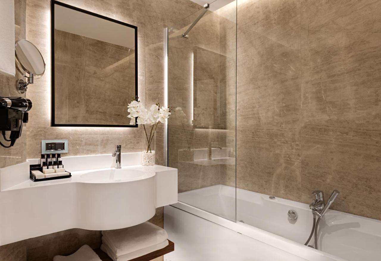 Gleam Collection Hotel อิสตันบูล ภายนอก รูปภาพ A shower screen