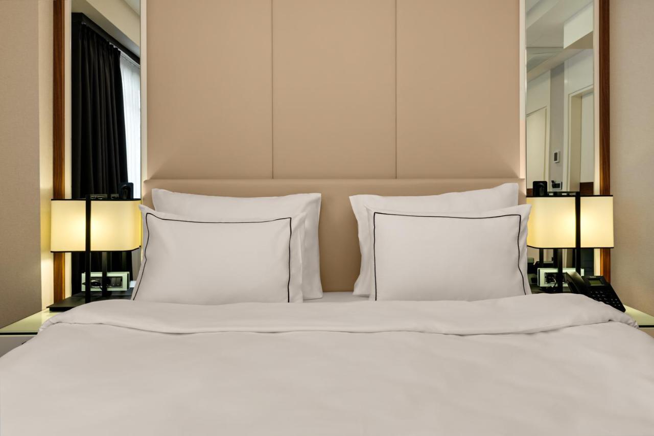 Gleam Collection Hotel อิสตันบูล ภายนอก รูปภาพ A bed with two pillows