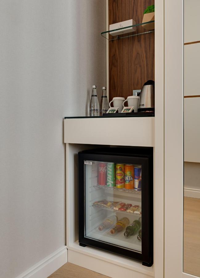 Gleam Collection Hotel อิสตันบูล ภายนอก รูปภาพ A mini-bar in a hotel room